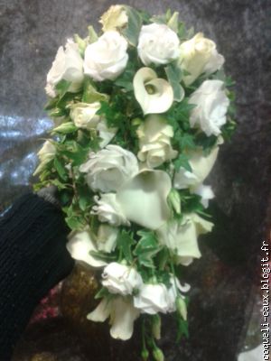 Bouquet de mariée blanc et vert retombant