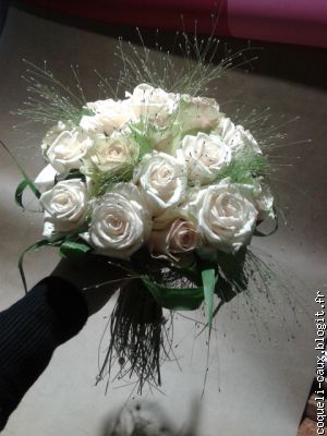 bouquet de mariée à base de roses claires et graminées.